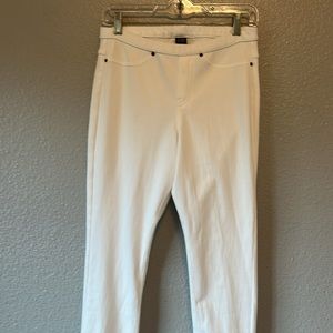 Medium, White pants.  Easy pull up, no zipper.  Close fit.  Hugging!